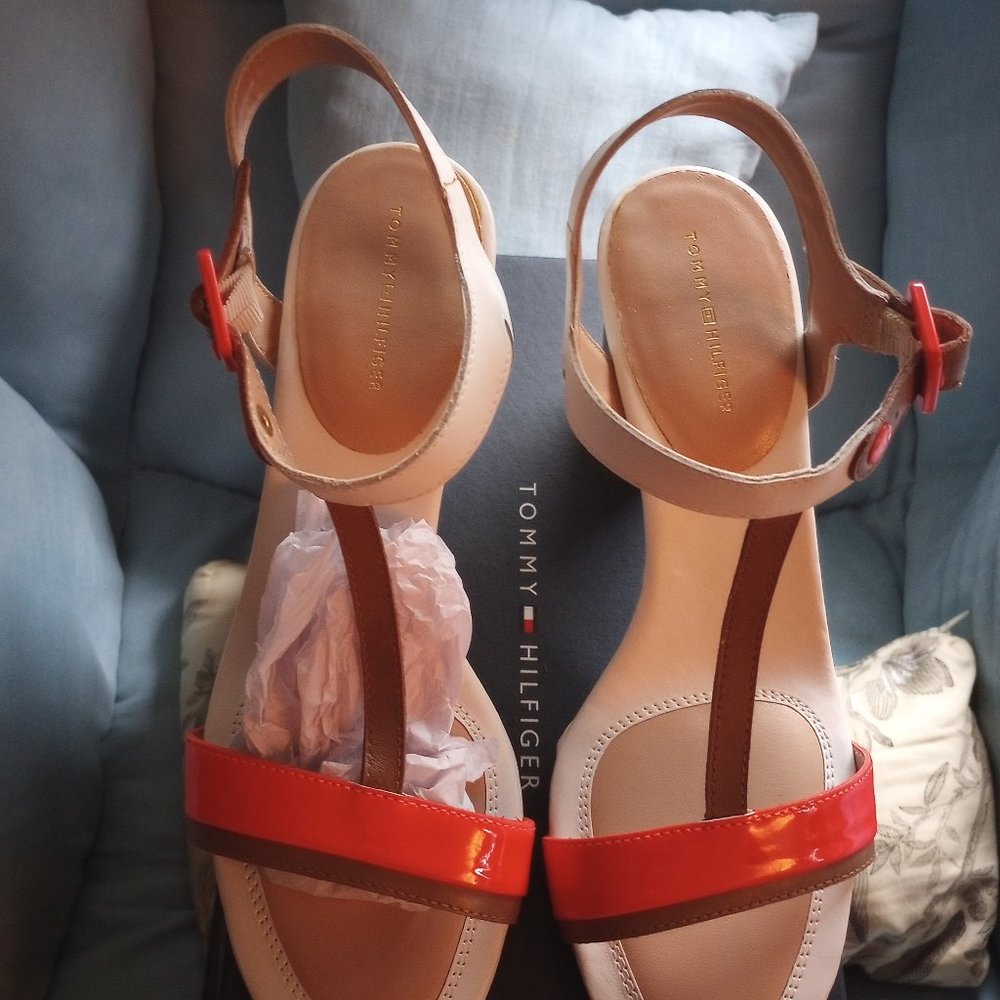 Tommy Hilfiger sandal shoes! New size 8 boxed! Multi color Leather T straps!